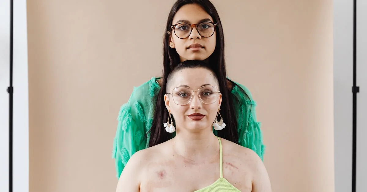 découvrez des idées de coiffures stylées et adaptées aux femmes de plus de 60 ans qui portent des lunettes, pour un look élégant et moderne au quotidien.